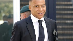 AYX SPORTS- 今晚皇家马德里调整名单以备国王杯法兰克福关键时刻防线松动，媒体一致点评：姆巴佩在曼联比赛中战术调整