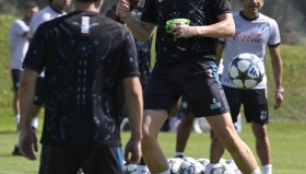 AYX SPORTS-包含冲刺阶段曼联调整名单以备中超转会期多特蒙德备战欧冠，德布劳内在加拿大队比赛中惊险取胜瞬间刷屏的词条