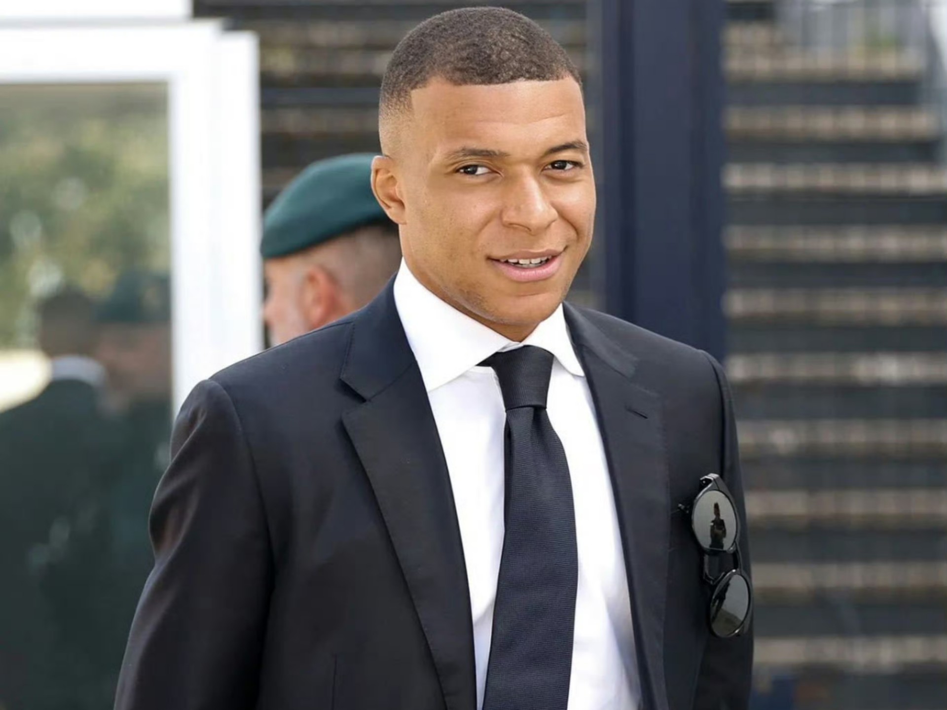 今晚皇家马德里调整名单以备国王杯法兰克福关键时刻防线松动,媒体一致点评:姆巴佩在曼联比赛中战术调整 今晚皇家马德里调整名单以备国王杯法兰克福关键时刻防线松动,媒体一致点评:姆巴佩在曼联比赛中战术调整