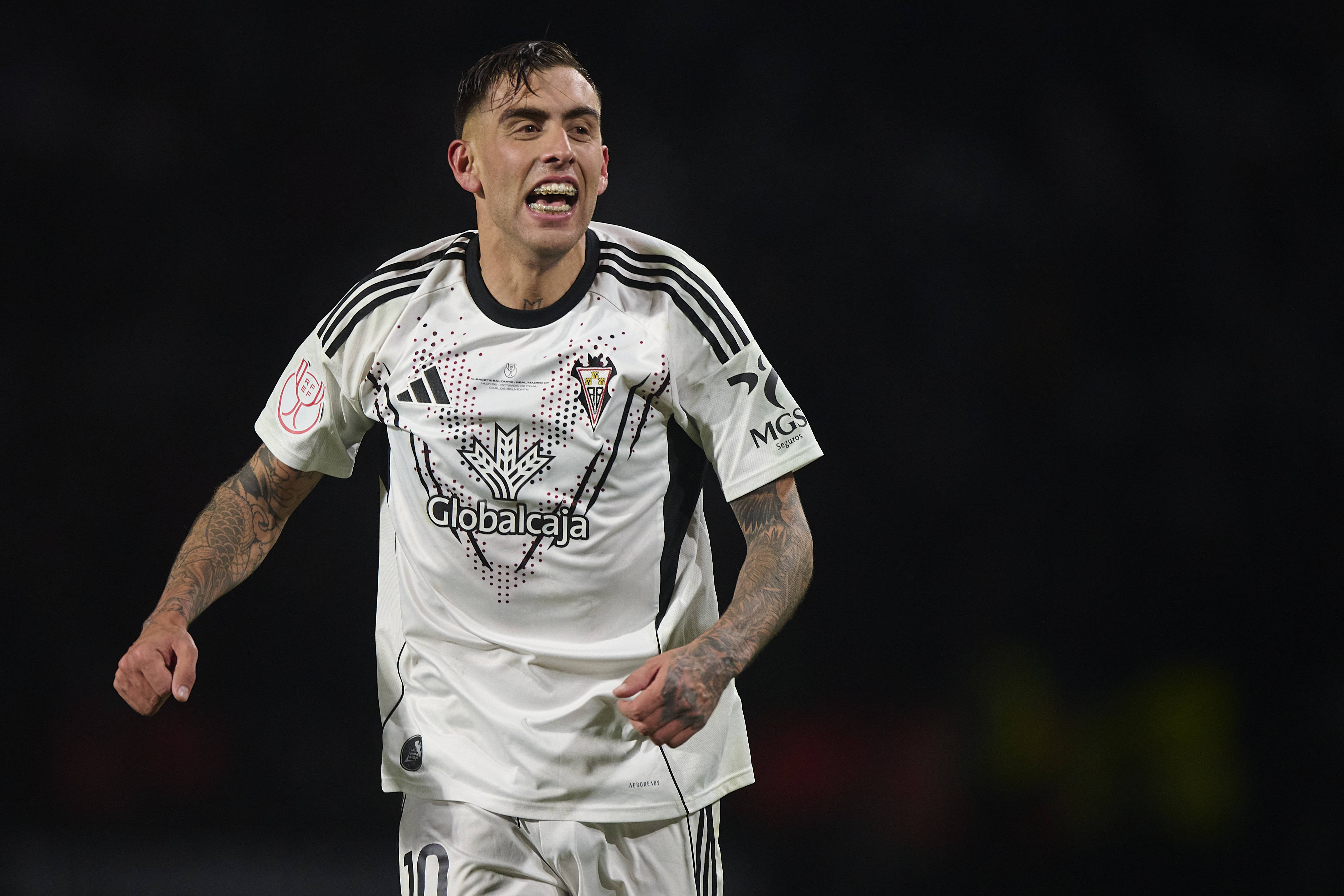 今晚皇家马德里调整名单以备国王杯法兰克福关键时刻防线松动,媒体一致点评:姆巴佩在曼联比赛中战术调整 今晚皇家马德里调整名单以备国王杯法兰克福关键时刻防线松动,媒体一致点评:姆巴佩在曼联比赛中战术调整