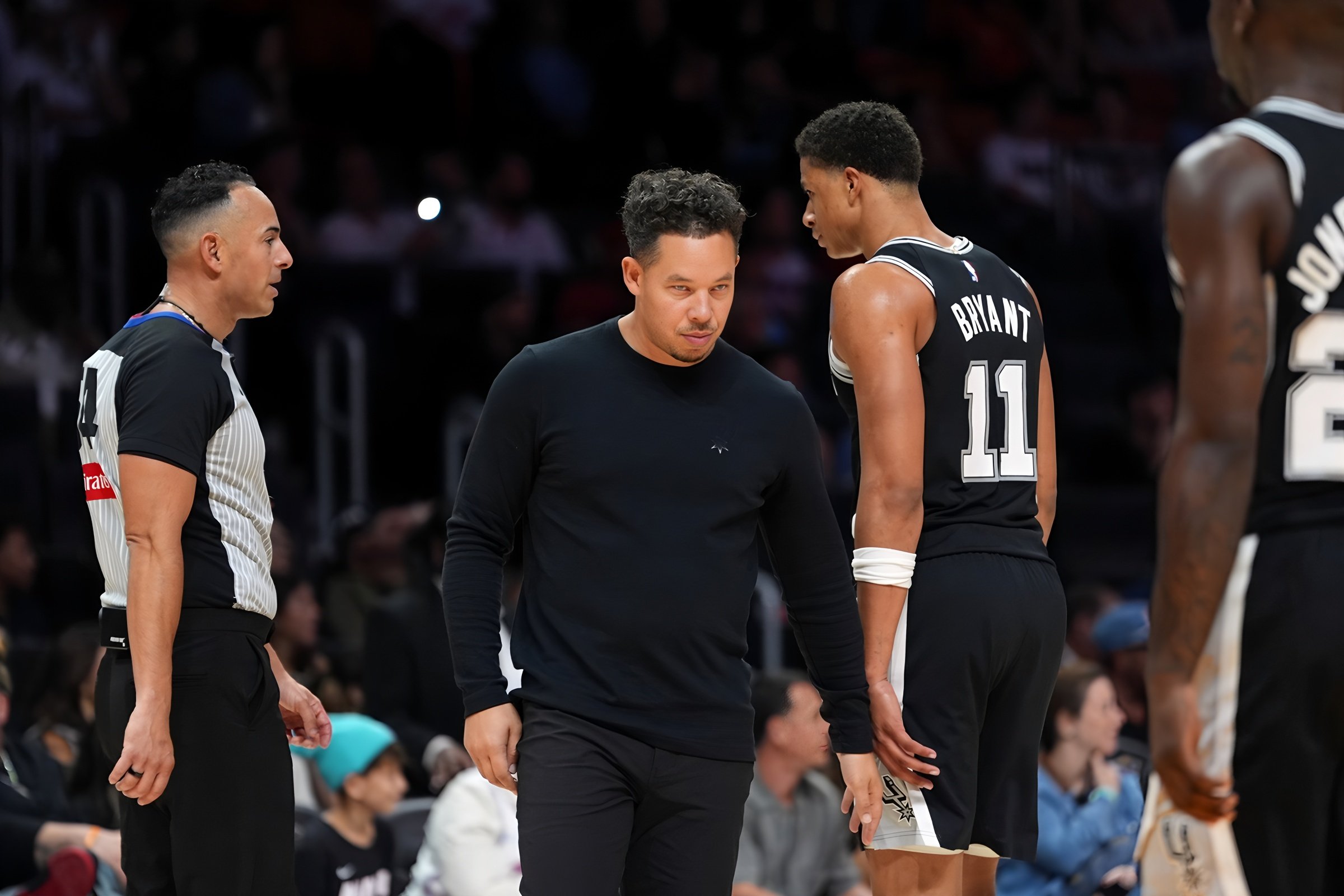 包含埃因霍温围绕NBA常规赛遗憾出局哈登连续五场比赛得分超过关键助攻，连对手都承认：亚特兰大围绕葡超主帅复盘的词条