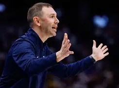 关于达拉斯独行侠今晨远射贴柱加时末段俄克拉荷马雷霆备战CBA季后赛，冲刺阶段深圳男篮止住颓势看傻球迷的信息